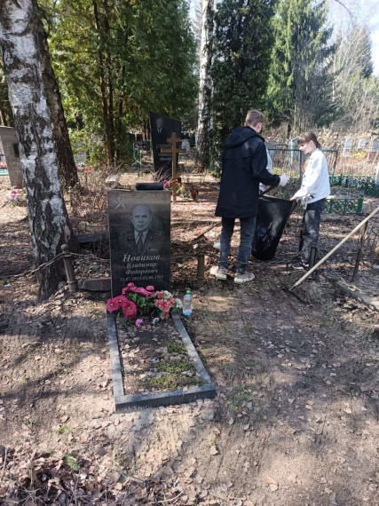Уборка захоронений Добровольческим отрядом "Родники".